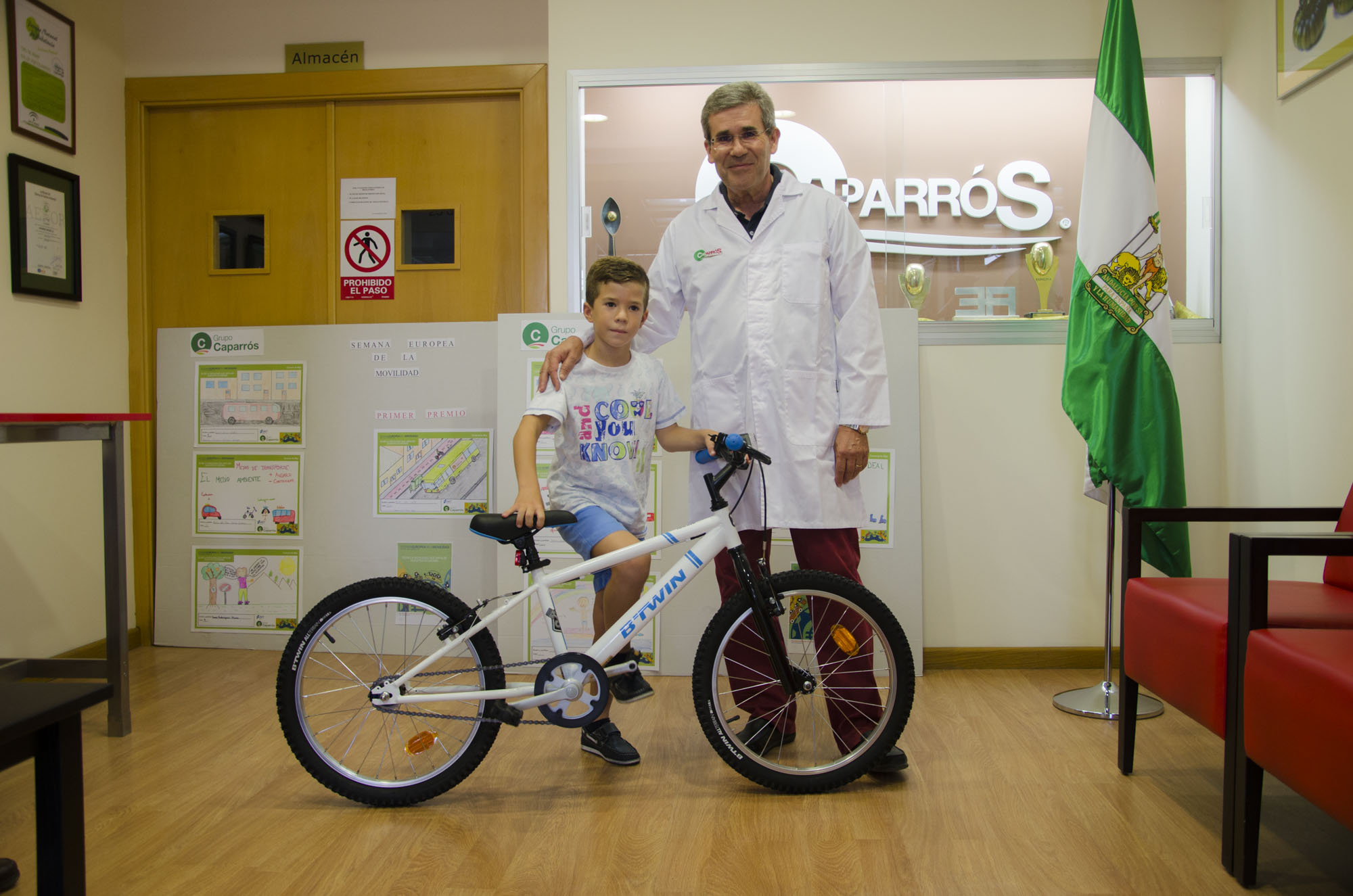 Entrega de bicicleta a los niños ganadores del concurso de dibujo