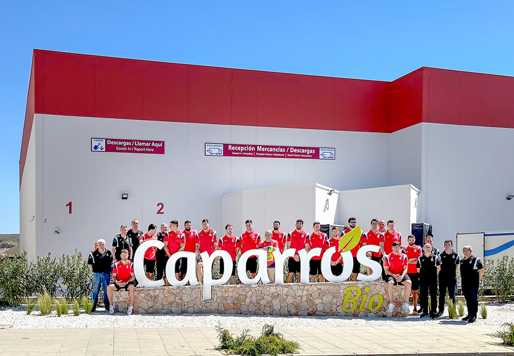 Caparrós recibe la visita de ‘Los Hispanos’ a los que patrocina en el partido contra Dinamarca